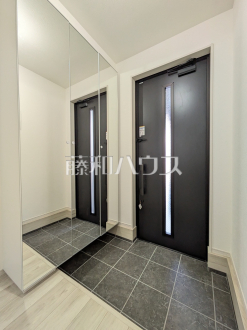 A号棟　玄関には姿見がございます。身だしなみの最終チェックをして出掛けましょう！　【八王子市子安町１丁目】／撮影日2026/03/15