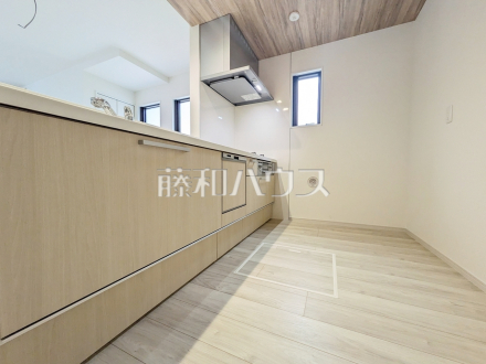 A号棟　リビングにいるご家族を見渡せる対面キッチン。リビングからキッチンが見えるので、小さなお子様もママの様子が見えて安心ですね。　【八王子市子安町１丁目】／撮影日2026/02/07