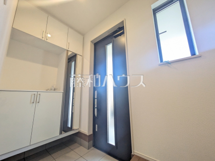 玄関　湿気や臭いがこもりがちな玄関に窓を設けることによって換気が楽になります。【日野市平山４丁目】／撮影日2026/01/25