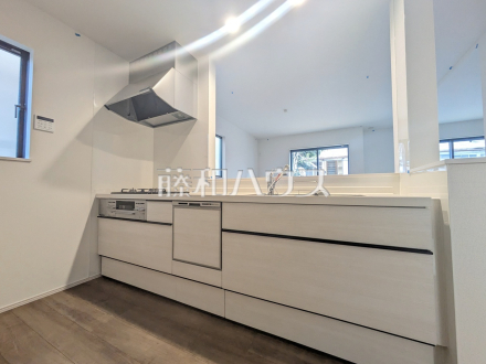 キッチン　【日野市平山４丁目】
ご家族の様子がわかり、会話も楽しめる対面式システムキッチン　／撮影日2026/01/25