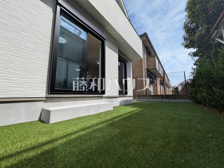 広々とした庭先は、ガーデニングや家庭菜園なども楽しめます　／撮影日2026/04/19