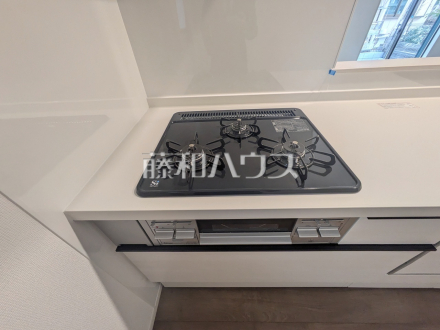 3口ガラストップコンロ　フラットな表面で汚れも拭きとりやすく、お掃除が簡単な3口ガラストップコンロ／撮影日2026/01/25