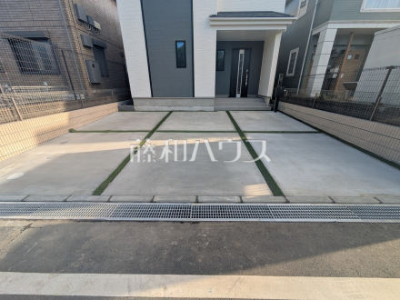 カースペース　並列2台駐車可能なカースペース（車種による）は、車を置かない際には自転車を置いたり、フリースペースとしても有効活用できます。【日野市平山４丁目】／撮影日2026/01/25