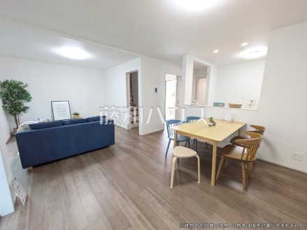 リビング　【日野市平山４丁目】
約18.5帖のゆったりリビング。家族でテーブルを囲む素敵な時間をお愉しみ下さい。　／撮影日2026/02/28