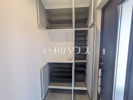 収納　トールタイプのシューズボックスはたくさんある靴を収納でき、玄関をスッキリ綺麗な空間に保てます【日野市平山４丁目】／撮影日2026/01/25