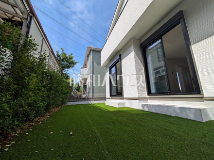 人工芝を敷き詰めた庭先です【日野市平山４丁目】／撮影日2026/04/19