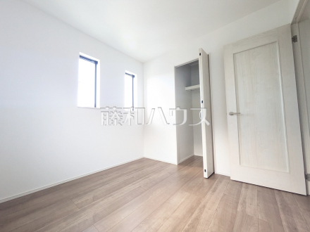 居室　木目が美しいウッディなフローリングの居室は、穏やかで心安らぐ空間となるでしょう。【日野市平山４丁目】／撮影日2026/01/25