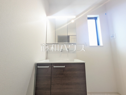 洗面化粧台　左右どちらからでも開閉できる便利な三面鏡洗面化粧台は、鏡裏には日常で使うものがたっぷり入ります。　【日野市平山４丁目】／撮影日2026/01/25