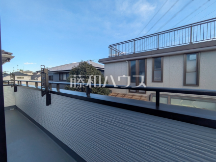 バルコニー　バルコニーは二部屋分の長さがあり、洗濯物やシーツ類など干すのに便利な広さです。また南向きのため日差しも行き届き、洗濯物もよく乾きます。【日野市平山４丁目】／撮影日2026/01/25