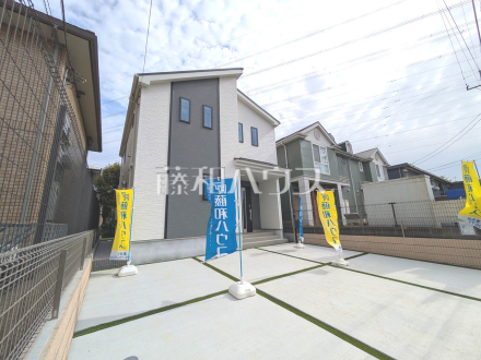 外観　【日野市平山４丁目】
生活に溶け込むシンプルなデザインの外観が魅力の新邸です。　／撮影日2026/04/13