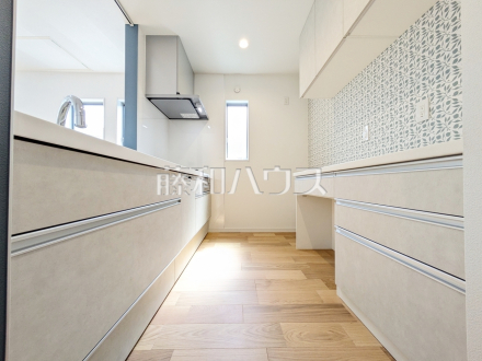 A号棟　キッチン　【杉並区和田２丁目】
使いやすくスタイリッシュなシステムキッチンには、毎日お使いになる方の視点が存分に活かされています。　／撮影日2025/09/22