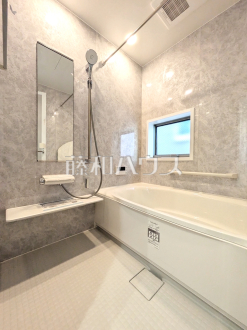 A号棟　浴室　【杉並区和田２丁目】
落ち着いた色合いで疲れたからだを癒す、贅沢なくつろぎ空間です。　／撮影日2025/09/22