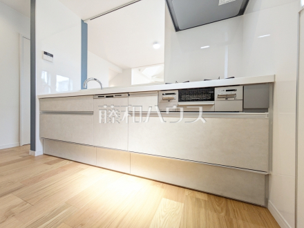 A号棟　キッチン　【杉並区和田２丁目】
カップボード付きで収納もバッチリ！家事がはかどりそうですね。　／撮影日2025/09/22