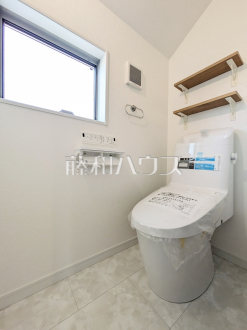 A号棟　トイレ　【杉並区和田２丁目】
各階にトイレがあると、朝の忙しい時間帯などに便利です。 また、夜中も1階まで下りずにすみます。　／撮影日2025/09/22