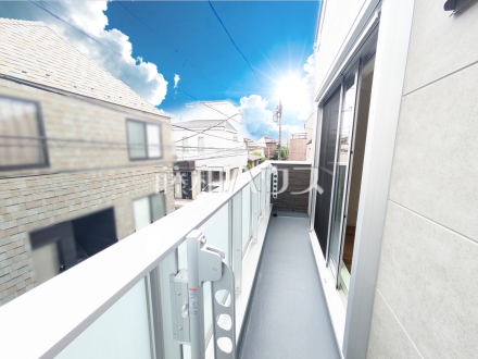 A号棟　バルコニー　【杉並区和田２丁目】
見学はしたいけど、なかなか時間が取れない…そんな方に出勤前や仕事終わりにマイホームを見学できるサポートをいたします。　／撮影日2025/09/14