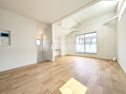 A号棟　リビング　【杉並区和田２丁目】
1階よりも光が差し込みやすい2階にリビングを設置することで、明るいリビングを実現！　／撮影日2025/09/22