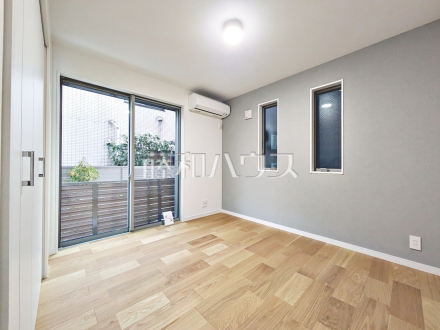 A号棟　居室　【杉並区和田２丁目】
木目が美しいウッディなフローリングの居室は、穏やかで心安らぐ空間となるでしょう。　／撮影日2025/11/14