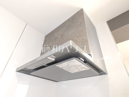 10号棟　レンジフード　【武蔵村山市大南１丁目】　お手入れのしやすいレンジフードは見た目もスッキリしていて、料理時の油煙やニオイを効率的に外に出せます。／撮影日2026/02/15