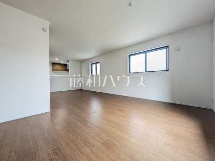 ≪1号棟　リビング≫ご家族が揃うリビングは、南からの暖かい日差しが射し込む2Fに配置しました。　【府中市府中町３丁目】／撮影日2025/10/24