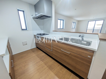 ≪1号棟　キッチン≫明るい陽光に満たされる心地よいキッチンで、気持ちよくお料理ができます。　【府中市府中町３丁目】／撮影日2025/10/24