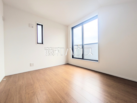 ≪1号棟　居室≫バルコニーへダイレクトに出られる居室には季節を感じられる嬉しい空間があります。【府中市府中町３丁目】／撮影日2025/10/24