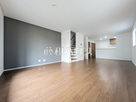 ≪1号棟　リビング≫対面キッチンを採用したリビングは明るく開放感を主として設計しました。　【府中市府中町３丁目】／撮影日2025/10/24