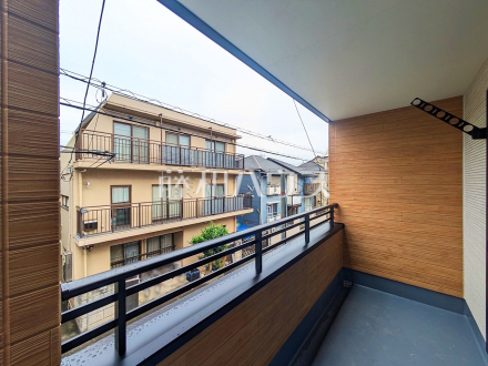 ≪1号棟　バルコニー≫奥行きのあるワイドバルコニーは洗濯物もたっぷり干せます♪　【府中市府中町３丁目】／撮影日2025/10/24