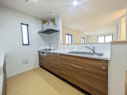 ≪2号棟　キッチン≫窓のある明るい空間！対面式なのでコミュニケーションの取りやすいキッチンです☆　【府中市府中町３丁目】／撮影日2025/10/24