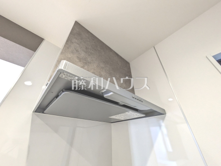 18号棟　レンジフード　【武蔵村山市大南１丁目】　お手入れのしやすいレンジフードは見た目もスッキリしていて、料理時の油煙やニオイを効率的に外に出せます。／撮影日2026/02/15