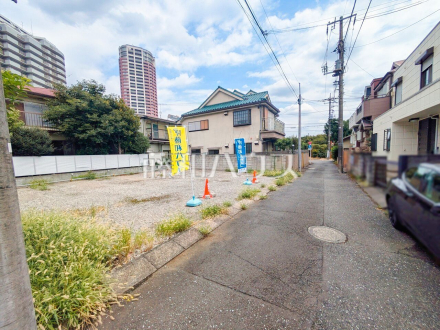 接道状況および現場風景　【西東京市谷戸町３丁目】 見学はしたいけど、なかなか時間が取れない・・・そんな方に出勤前や仕事終わりにマイホームを見学できるサポートをいたします。 ／撮影日2025/08/28