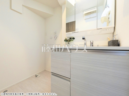 モデルハウス　洗面室・三面鏡付き洗面化粧台　【三鷹市大沢２丁目】／撮影日2025/12/15