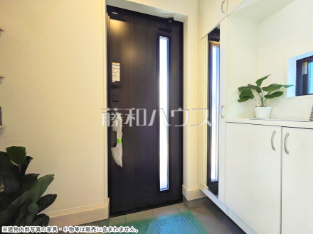 モデルハウス　玄関（姿見と大容量シューズボックス付き）　【三鷹市大沢２丁目】／撮影日2025/12/15