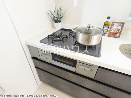 3号棟　3口ガスコンロ　【三鷹市大沢２丁目】／撮影日2025/12/06