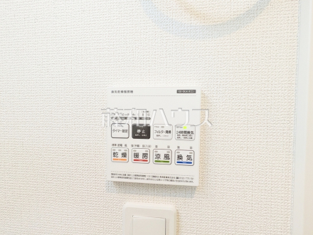 3号棟　浴室暖房換気乾燥機リモコン　【三鷹市大沢２丁目】　雨の日の強い味方！浴室換気乾燥機付きユニットバスで洗濯物が乾かせます。
／撮影日2025/12/06