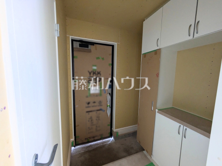 6号棟　玄関（施工中）　【三鷹市大沢２丁目】／撮影日2026/06/21