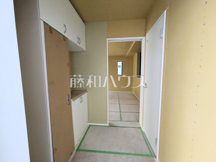 6号棟　廊下（施工中）　【三鷹市大沢２丁目】／撮影日2026/06/21