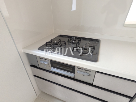 7号棟　3口ガスコンロ　【三鷹市大沢２丁目】／撮影日2026/06/21