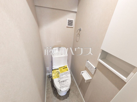 A号棟　トイレ　きれいでさわやか、ウォシュレット付きトイレ 。各階にトイレがあると、朝の忙しい時間帯などに便利です。 また、夜中も1階まで下りずにすみます。【小平市鈴木町１丁目】／撮影日2026/01/23