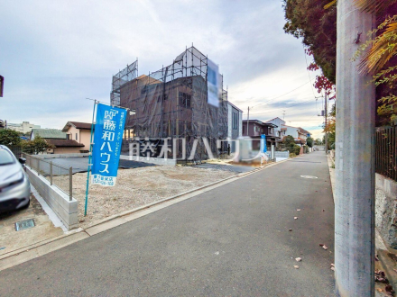 接道状況および現場風景　【小平市鈴木町１丁目】 物件の事、諸費用の事など、小さな疑問もお気軽にご連絡・ご相談下さい。 ／撮影日2025/11/06