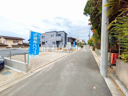 接道状況および現場風景　【小平市鈴木町１丁目】 ここに住む方を想像して、着々と建築しております！ ／撮影日2025/10/09