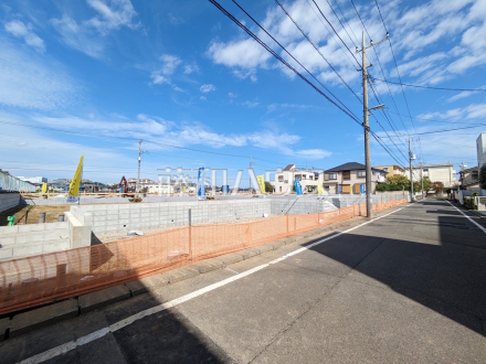 接道状況および現場風景　（9・10号棟　南側）【日野市平山４丁目】
前面道路はゆとりの約6m。車の出し入れも楽々です。　／撮影日2025/10/18