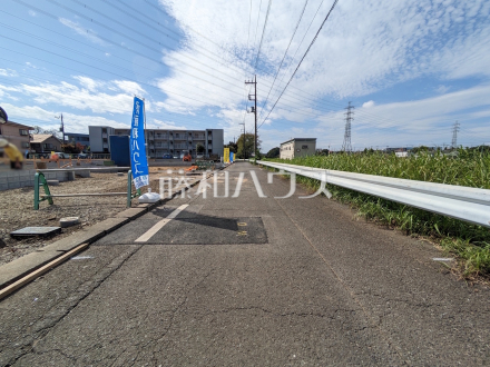 接道状況および現場風景　（北側）【日野市平山４丁目】
建物のプレゼンをさせていただきますので、実際の完成イメージを思い描いていただくことができます。お気軽にお問合せ下さい。／撮影日2025/10/18