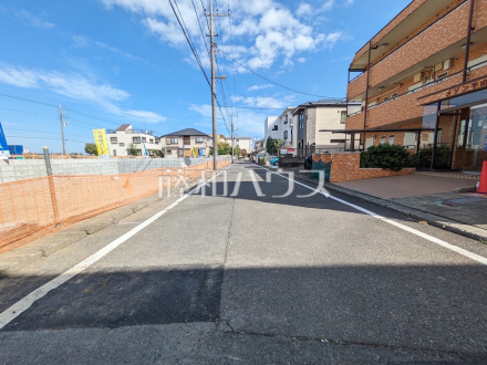 外観　（9・10号棟　南側）【日野市平山４丁目】
視界いっぱいに広がる青空から、陽光が降り注ぎます。まずはお気軽にお問い合わせくださいませ。／撮影日2025/10/18