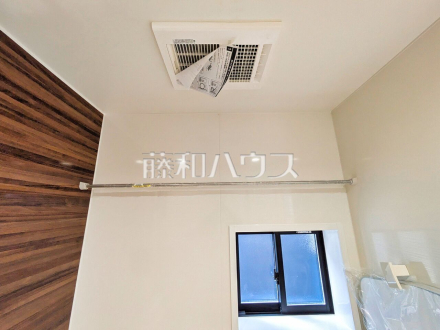 浴室乾燥機(浴室内上部)　雨の日の強い味方！浴室換気乾燥機付きユニットバスで洗濯物が乾かせます／撮影日2026/04/25