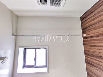 浴室乾燥機(浴室内上部)　雨の日の強い味方！浴室換気乾燥機付きユニットバスで洗濯物が乾かせます／撮影日2026/04/25