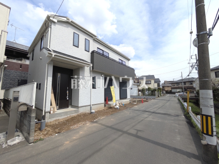 接道状況および現場風景　【日野市落川】
足場が外れて実際の外観が見えてきました。完成までもう少しです。　／撮影日2026/04/06