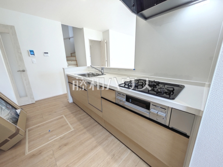 A号棟　キッチン　【日野市落川】
会話の弾む対面キッチンは自然とご家族の中心に。家族団らんの時間が増えることでしょう。　／撮影日2026/04/06