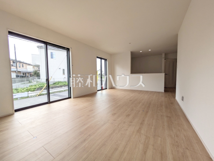 A号棟　リビング　【日野市落川】
家族が揃って食事できるゆとりある大きさのLDK約19.62帖　／撮影日2026/04/06