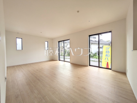 A号棟　リビング　【日野市落川】
家族が集まるリビングに階段を設ける事で、自然と家族のコミュニケーションが広がります。　／撮影日2026/04/06