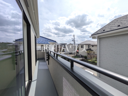 B号棟　バルコニー　【日野市落川】
バルコニーは二部屋分の長さがあり、洗濯物やシーツ類など干すのに便利な広さです。また南向きのため日差しも行き届き、洗濯物もよく乾きます。　／撮影日2026/04/06